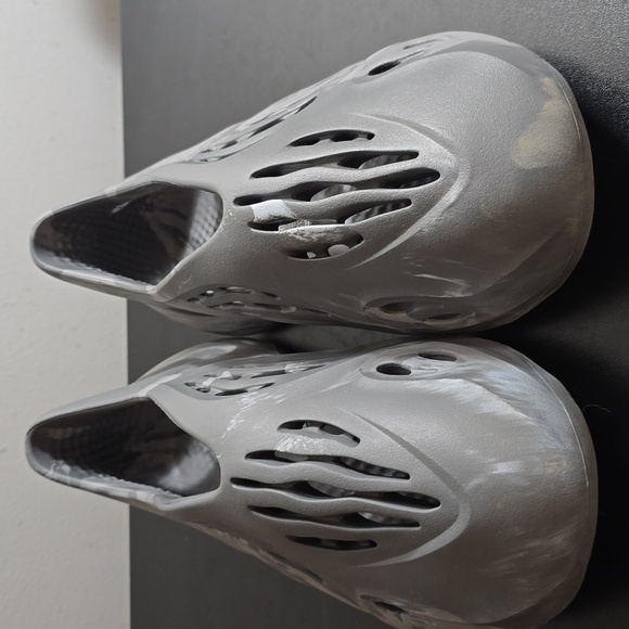 Yeezy Foamrunner Granite - Picture 2 of 6